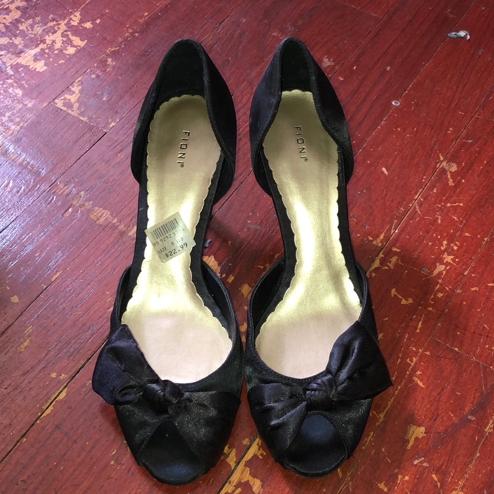 FIONI satin peep toe kitten heel